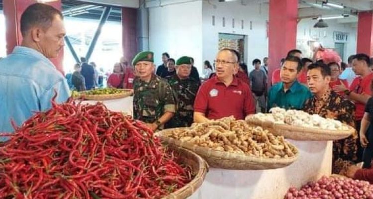 Tampak Asisten II Perekonomian dan Pembangunan Pemprov Sulut Asripan Nani, saat lakukan Monitoring Harga Bapok, di Pasar Bersehati Manado, Jumat 4 Agustus 2023. (foto.Muchtar L Harundja/bolmong.news)