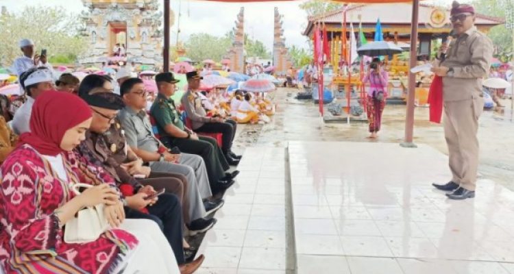 Penjabat Bupati Bolmong Limi Mokodompit, saat menghadri perayaan suci Umat Hindu Galungan dan Kuningan, di Pura Puseh Desa Mopugad, Kecamatan Dumoga Utara, Kabupaten Bolmong, Rabu 2 Agustus 2023. (foto.Indra Katengrejo)