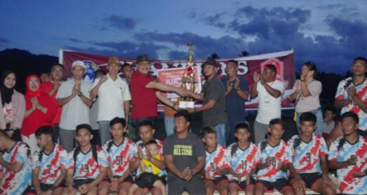 Tampak Penjabat Bupati Bolmong Limi Mokodompit, saat menyerahkan tropi tetap kepada juara 1 Turnamen sepak bola Bupati Cup FC Labuan Uki, di Lapangan Ibantong, Desa Bangomolunow, Kecamatan Bolaang, Kabupaten Bolmong, Sabtu 12 Agustus 2023. (foto.Wahyudy Paputungan/bolmong.news)