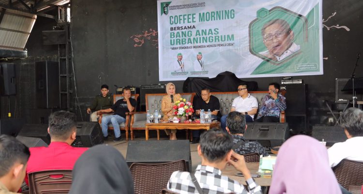 Tatong Bara hadiri Coffee Morning bersama Anas Urbaningrum dan Keluarga HMI BMR, di di Strawberry Cafe & Resto, Selasa, (22/8/2023). Foto: Miranty Manangin/bolmong.news