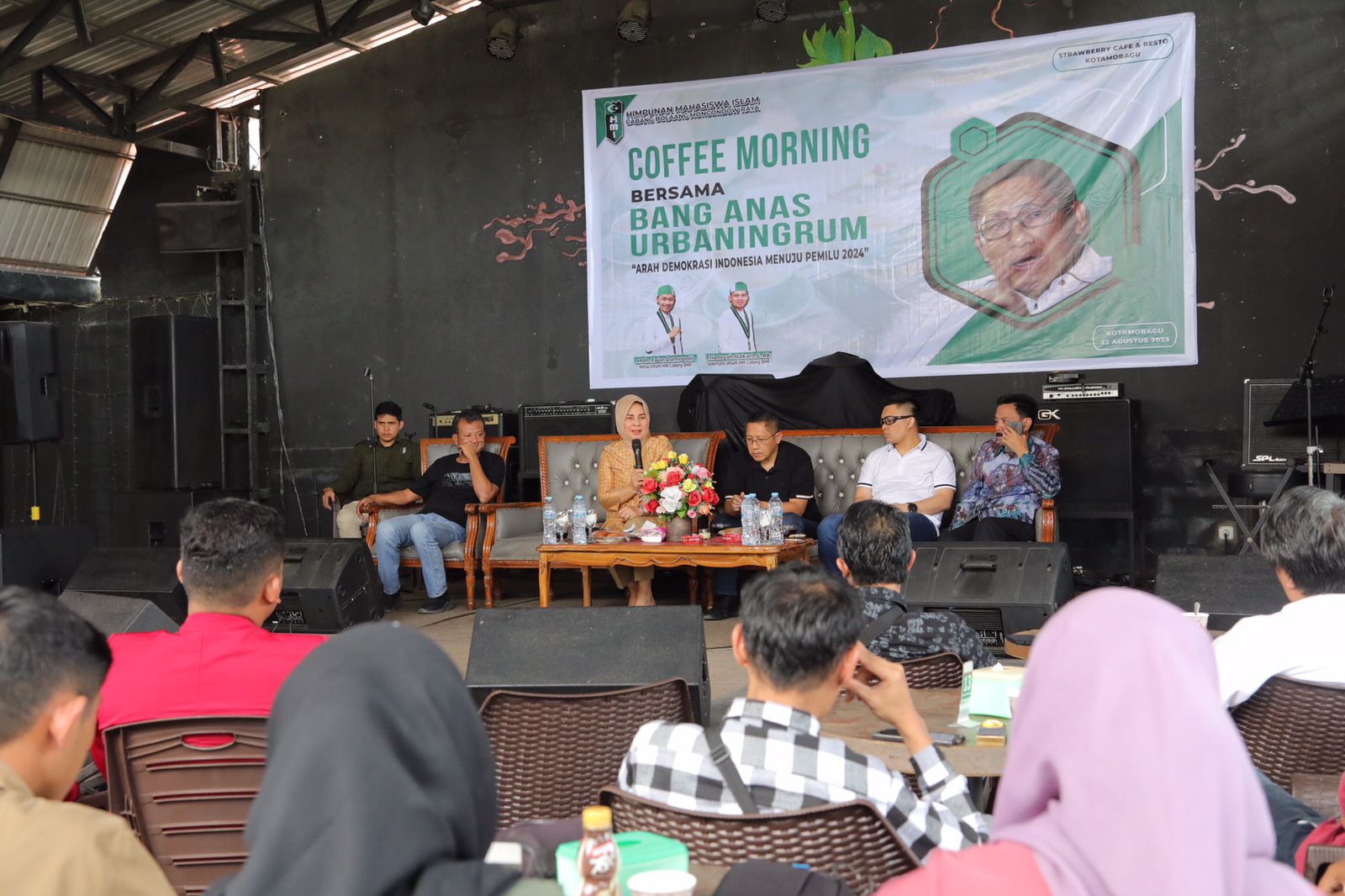 Tatong Bara hadiri Coffee Morning bersama Anas Urbaningrum dan Keluarga HMI BMR, di di Strawberry Cafe & Resto, Selasa, (22/8/2023). Foto: Miranty Manangin/bolmong.news