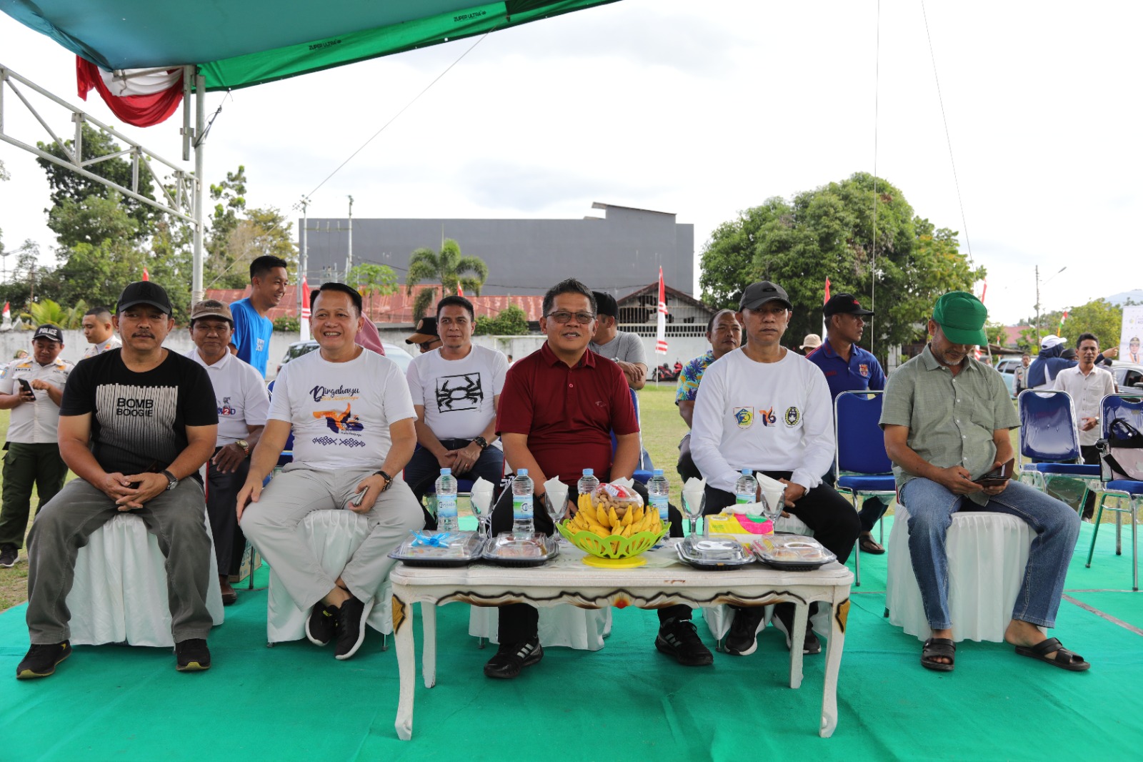 Wakil Wali Kota Kotamobagu, Nayodo Koerniawan, menyaksikan pertandingan Turnamen Sepak Bola Wanita yang dilaksanakan dalam rangka untuk menyambut Hari Ulang Tahun (HUT) ke – 78 Republik Indonesia, Minggu (6/8/2023). Foto: Dok/Diskominfo Kotamobagu.