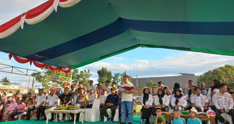 Wakil Wali Kota Kotamobagu Nayodo Koerniawan menyampaikan sambutan pada penutupan pertandingan sepak bola wanita dalam rangka HUT Kemerdekaan RI ke-78 di lapangan Kelurahan Sinindian, Rabu (9/8/2023). Foto: Miranty Manangin/bolmong.news