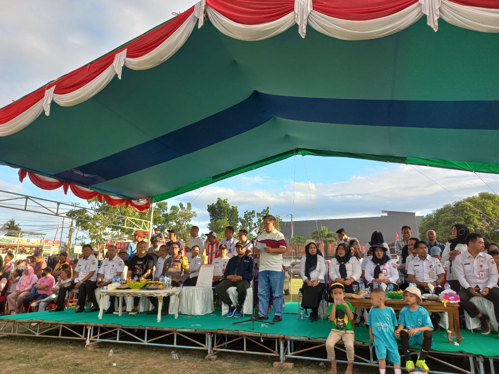 Wakil Wali Kota Kotamobagu Nayodo Koerniawan menyampaikan sambutan pada penutupan pertandingan sepak bola wanita dalam rangka HUT Kemerdekaan RI ke-78 di lapangan Kelurahan Sinindian, Rabu (9/8/2023). Foto: Miranty Manangin/bolmong.news