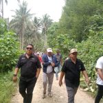 Tampak Tim Pansus HGU DPRD Boltim saat meninjau lokasi eks HGU di Dusun 5 panang Desa Kotabunan, Jumat (18/8/2023). Foto: Gazali Potabuga/bolmong.news