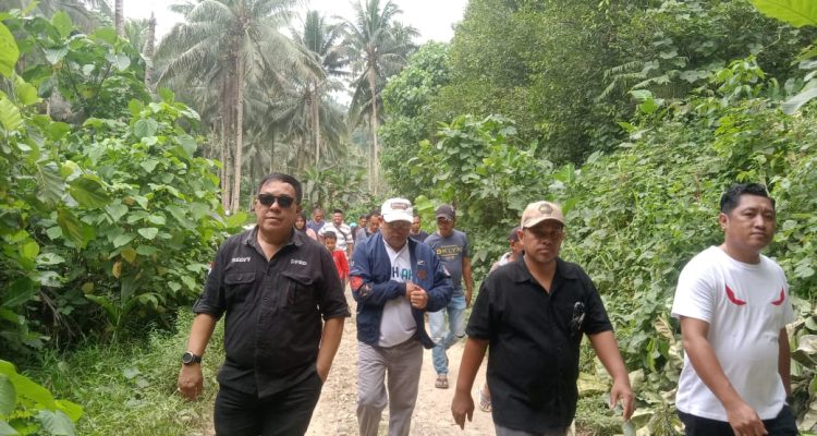 Tampak Tim Pansus HGU DPRD Boltim saat meninjau lokasi eks HGU di Dusun 5 panang Desa Kotabunan, Jumat (18/8/2023). Foto: Gazali Potabuga/bolmong.news