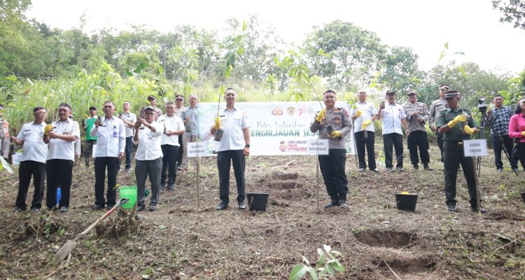 Penghijauan di Hutan Kota Kotamobagu yang dilaksanakan oleh Polres Kotamobagu, Rabu (24/8/2023). Foto: Miranty Manangin/bolmong.news