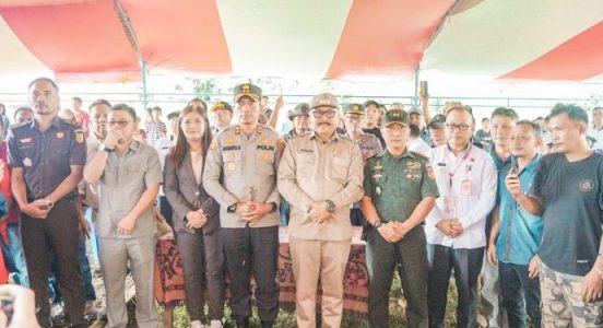 Penjabat Bupati Bolmong Limi Mokodompit bersama Unsur Forkopimda, hadiri dan menyaksikan langsung Kesepakatan Damai kedua warga Desa Tambun dan Kelurahan Imandi, Kecamatan Dumoga Timur, Kabupaten Bolmong, Rabu 2 Agustus 2023. (foto.Wahyudy Paputungan/bolmong.news)