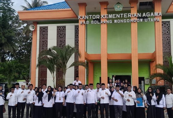 Momen foto bersama Kepala Kemenag Bolmut Idrus Sante bersama jajaran, di Halaman Kantor Kementarian Agama Kabupaten Bolmut, Boroko, Jumat 4 Agustus 2023. (foto.Muchtar L Harundja/bolmong.news)