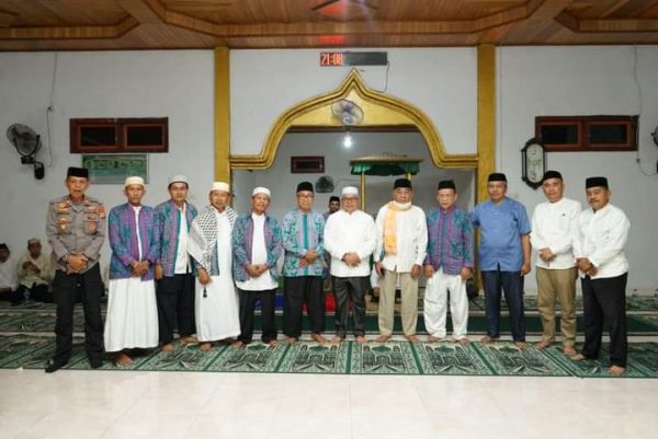 Wakil Bupati Bolmut Amin Lasena, sambut kepulangan 35 orang Jamaah Haji, di Masjid Al-Hidayah, Desa Bunia, Kecamatan Bintauna, Jumat 5 Agustus 2023 malam. (foto.Muchtar L Harundja/bolmong.news)