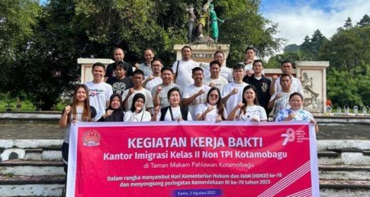 Jajaran Kantor Imigrasi Kotamobagu melakukan Kerja Bakti di Taman Makam Pahlawan (TMP) Kotamobagu, Kelurahan Mongkonai, Kecamatan Kotamobagu Barat, Kamis 3 Agustus 2023. (foto.Andrew/Kantor Imigrasi Kotamobagu)