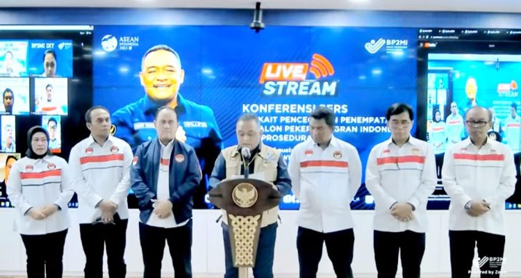 Kepala BP2MI Benny Rhamdani didampingi Pejabat Tinggi Pratama dan Pejabat Tinggi Madya di lingkungan BP2MI saat menggelar konfrensi pers, Senin (14/8/2023). Foto: dok/BP2MI.