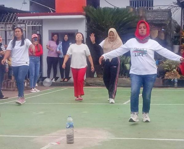 Tampak keseruan semarak HUT Kemenkumham RiI ke 78, ala Ibu-ibu DWP Rutan Kotamobagu yang berlangsung di Lapangan Olahraga Ruta, Jumat 11 Agustus 2023. (foto.Rutan Kotamobagu)