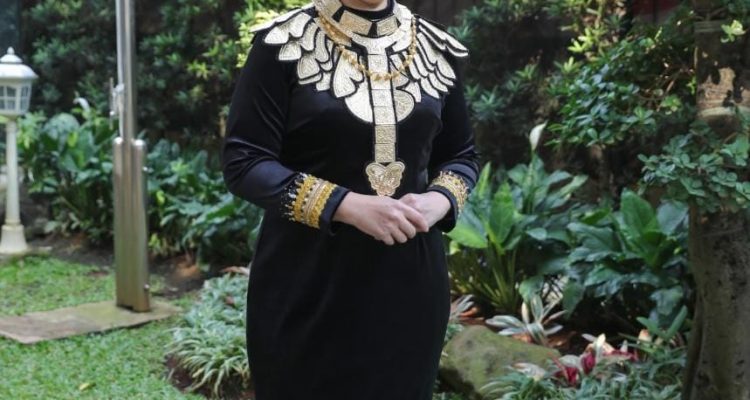Ketua DPR RI Puan Maharani menggunakan pakaian adat Kerajaan Bolaang Mongondow yang disebut Salu' pada upacara HUT Ke-78 Republik Indonesia tanggal 17 Agutus 2023 di Istana Negara. Foto: dok/Murdiono Mokoginta.