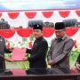 Tampak Penjabat Bupati Bolmong Ir Limi Mokodompit MM (kiri), saat menyerahkan LPJ Pelaksanaan APBD Kabupaten Bolmong tahun 2022, kepada Ketua DPRD Bolmong Welty Komaling (kanan), dalam rapat paripurna dewan, Lolak, Rabu 16 Agustus 2023. (foto.Diskominfo Bolmong)