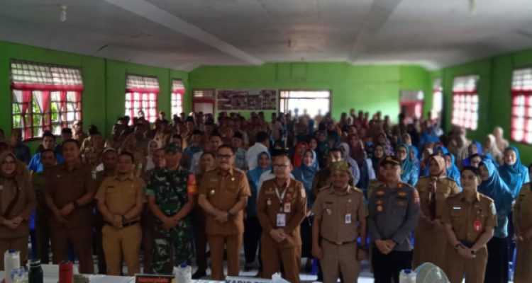 Momen Penjabat Bupati Limi Mokodompit dan jajaran Pemkab Bolmong beserta unsur Forkopimca Lolayan, saat berfoto dengan seluruh perangkat Desa Kecamatan Lolayan, serta warga setempat, di Balai Desa Mopait, Senin 7 Agustus 2023. (foto.wahyudy paputungan/bolmong.news)