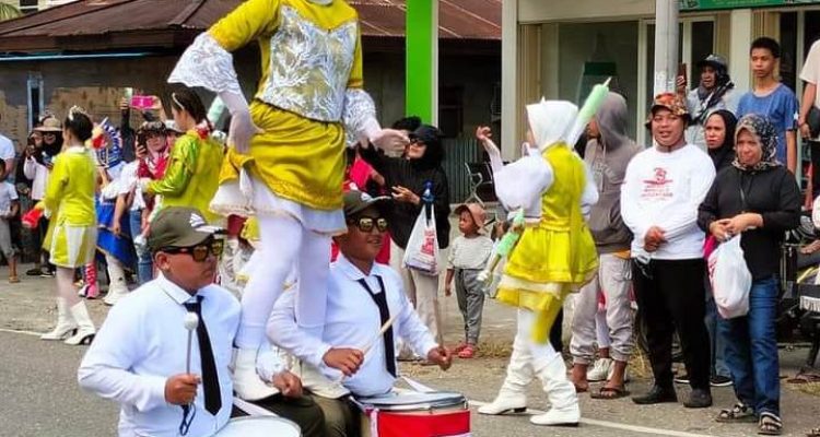 Tampak atraksi marching band dari SMP Daerah Negeri Kotabunan Boltim, Selasa (15/8/2023). Foto: Gazali Potabuga/bolmong.news