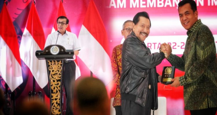 Menkumham Yasonna H Laoly (kiri), membuka Focus Group Discussion Strategi Peningkatan Peran Intelijen Keimigrasian, dihadiri Dirjen Imigrasi Silmy Karim (kanan) dan mantan Kepala BIN A M Hendro Priyono, Selasa 22 Agustus 2023. (foto.Andrew/Kantor Imigrasi Kotamobagu)