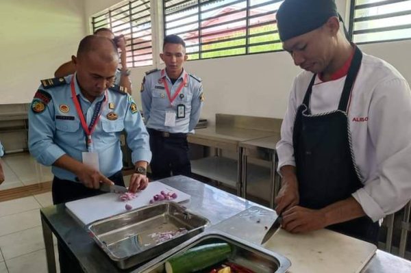 Tampak salah satu petugas Rutan Kotamobagu, saat mengikuti pelatihan Tata Boga, bertempat di LPKA Tomohon, Kamis 10 Agustus 2023. (foto.Rutan Kotamobagu)