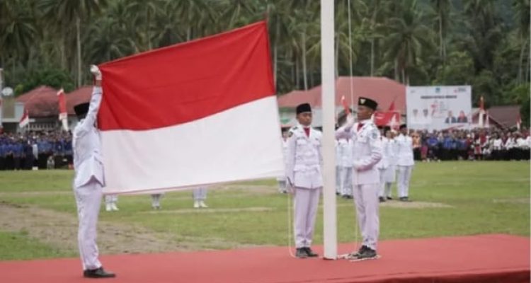 Pengibaran Bendera Merah Putih pada upacara peringatan HUT RI ke-78 yang dilaksanakan oleh Pemkab Bolsel, Kamis (17/8/2023). Foto: dok/Diskominfo Bolsel.