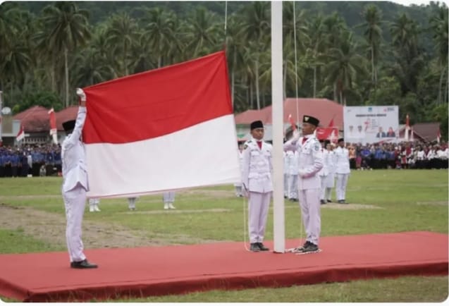 Pengibaran Bendera Merah Putih pada upacara peringatan HUT RI ke-78 yang dilaksanakan oleh Pemkab Bolsel, Kamis (17/8/2023). Foto: dok/Diskominfo Bolsel.