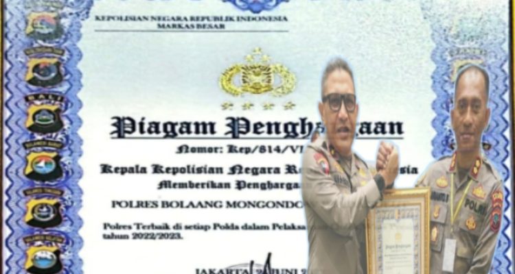 Mewakili Kapolda Sulut, Wakapolda Brigjen Pol Drs Jan Leonard de Fretes saat memberikan Piagam Penghargaan kepada Kapolres Bolmong AKBP Arianto Salkery SH MH, atas pelaksanaan program Quick Wins Presisi tahun 2022-2023, di Hotel Luwansa Manado, Kamis 10 Agustus 2023. (foto.Diskominfo Bolmong)