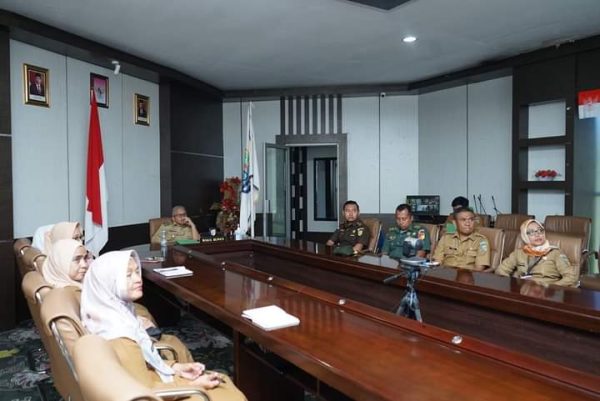 Tampak suasana Rakor Pengendalian Inflasi Daerah yang sedang berlangsung, di ruang kerja Bupati Bolmut, Boroko, secara virtual, Senin 7 Agustus 2023. (foto.Muchtar L Harundja/bolmong.news)