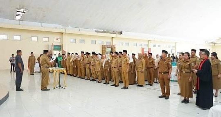 Tampak Bupati Bolmut Depri Pontoh melantik sejumlah pejabat di lingkup Pemkab Bolmut, bertempat di Auditorium Pohohimbunga Kantor Bupati, Selasa 22/08/2023. (Foto: Muchtar L Harundja/bolmong.news)