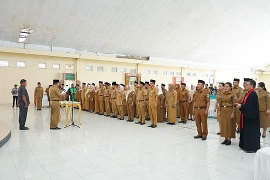 Tampak Bupati Bolmut Depri Pontoh melantik sejumlah pejabat di lingkup Pemkab Bolmut, bertempat di Auditorium Pohohimbunga Kantor Bupati, Selasa 22/08/2023. (Foto: Muchtar L Harundja/bolmong.news)