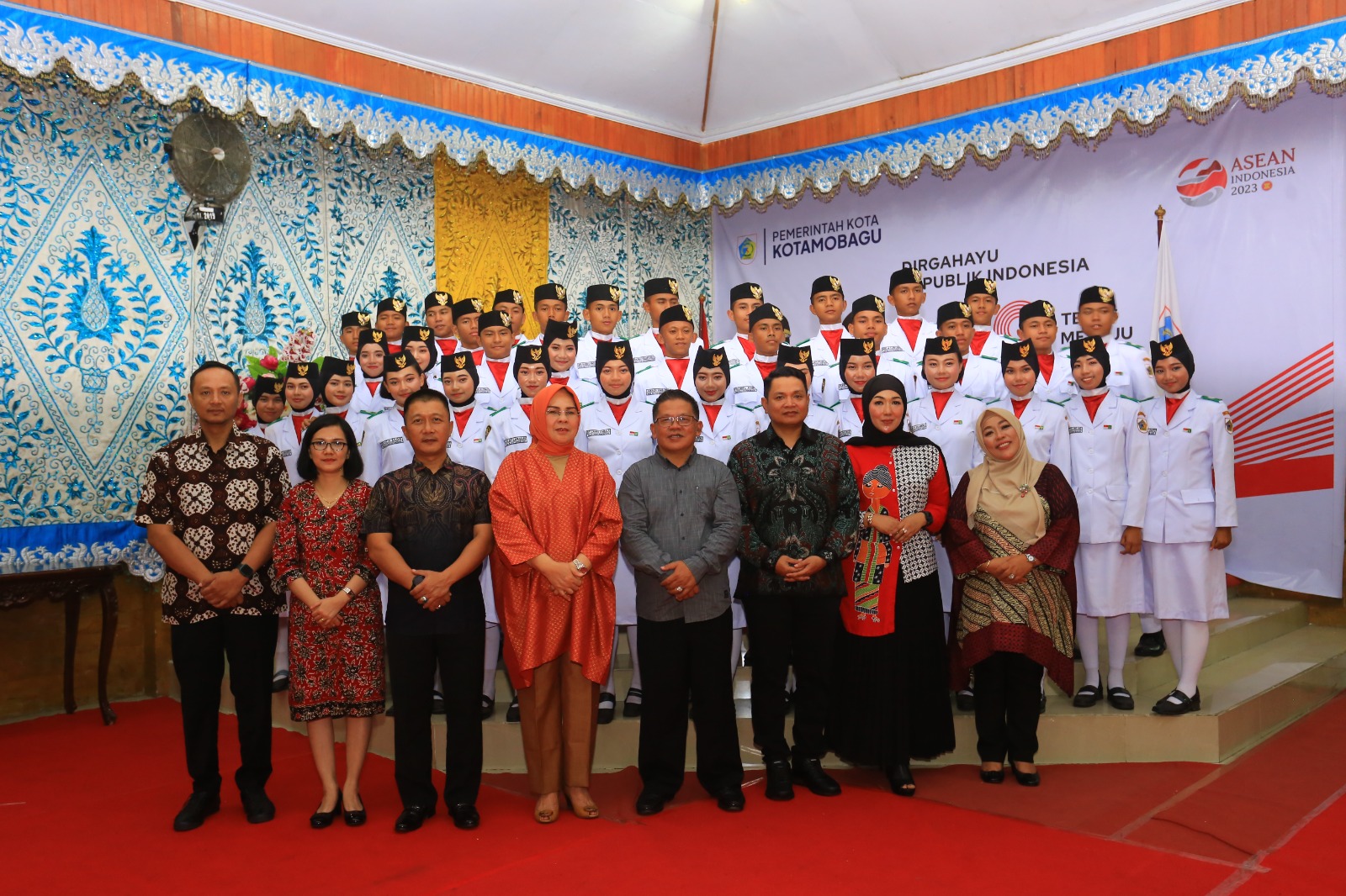 Tampak Wali Kota Kotamobagu Tatong Bara dan Wakil Wali Kota Nayodo Koerniawan bersama Forkopimda, Sekretaris Daerah Sofyan Mokoginta, Ketua TP PKK Kotamobagu Anki T Mokoginta dan Paskibraka menghadiri malam resepsi Hari Ulang Tahun Kemerdekaan Republik Indonesia ke-78 dan ramah tamah bersama Paskibraka Kotamobagu Tahun 2023, di rumah dinas wali kota, Kamis (17/8/2023). Foto: dok/Diskominfo Kotamobagu.