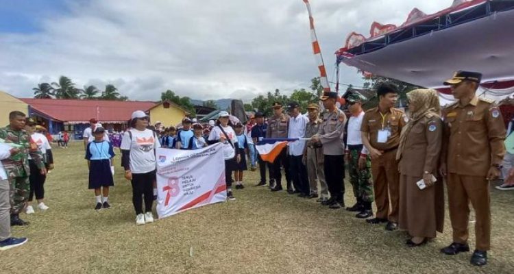 Tampak peserta lomba gerak jalan yang digelar Disdikbud Boltim dalam rangka memperingati HUT Kemerdekaan RI ke-78, bertempat di Lapangan Desa Togid, Kecamatan Tutuyan Boltim dan Finish di Dua Jalur Desa Tutuyan Boltim, Senin (14/8/2023). Foto: Gazali Potabuga/bolmong.news