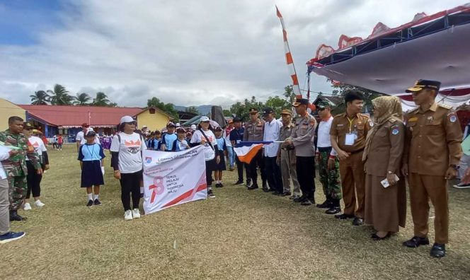 Tampak peserta lomba gerak jalan yang digelar Disdikbud Boltim dalam rangka memperingati HUT Kemerdekaan RI ke-78, bertempat di Lapangan Desa Togid, Kecamatan Tutuyan Boltim dan Finish di Dua Jalur Desa Tutuyan Boltim, Senin (14/8/2023). Foto: Gazali Potabuga/bolmong.news