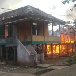 Tampak Tiga rumah terbakar di Desa Muara Kati Baru I, Kecamatan TPK, Kabupaten Musi Rawas Provinsi Sumatera Selatan, sekitar pukul 15.15 WIB, Rabu (30/8/2023). Foto: Zainuri/bolmong.news