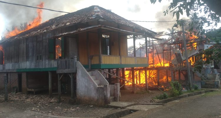 Tampak Tiga rumah terbakar di Desa Muara Kati Baru I, Kecamatan TPK, Kabupaten Musi Rawas Provinsi Sumatera Selatan, sekitar pukul 15.15 WIB, Rabu (30/8/2023). Foto: Zainuri/bolmong.news