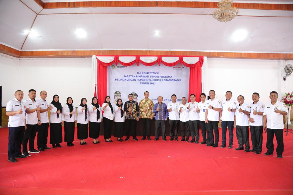 24 ASN Pemkot Kotamobagu Ikut Uji Kompetensi Pejabat Tinggi Pratama di Aula Rumah Dinas Wali Kota Kotamobagu, Rabu (2/8/2023). Foto: Dok/Diskominfo Kotamobagu.