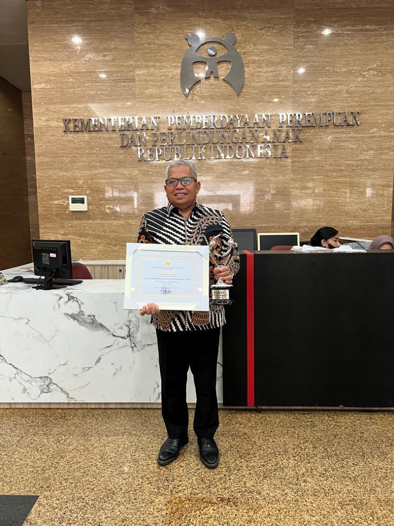 Wakil Bupati Bolmut Amin Lasena saat menerima penghargaan Kabupaten Layak Anak Kategori Madya Tahun 2023, bertempat di gedung Kemen PPA RI, Selasa (15/8/2023). Foto: dok/Muchtar L Harundja/bolmong.news