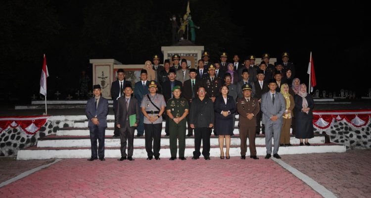 Wakil Wali Kota Kotamobagu Nayodo Koerniawan bersama Forkopimda menghadiri upacara apel kehormatan dan renungan suci di Taman Makam Pahlawan Mongkonai Barat, Kamis (17/8/2023) dalam rangka peringatan HUT RI Ke-78, pada 17 Agustus 2023. Foto: dok/Diskominfo Kotamobagu.