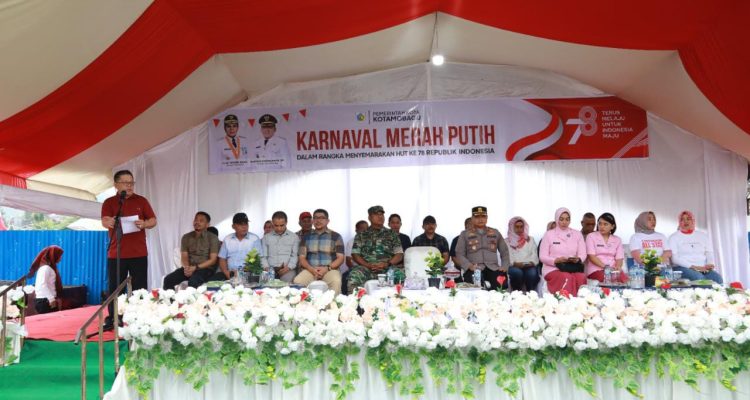 Wakil Wali Kota Kotamobagu Nayodo Koerniawan saat memberikan sambutan pada Karnaval Merah Putih di Kota Kotamobagu, Jumat (18/8/2023). Foto: dok/Diskominfo Kotamobagu.