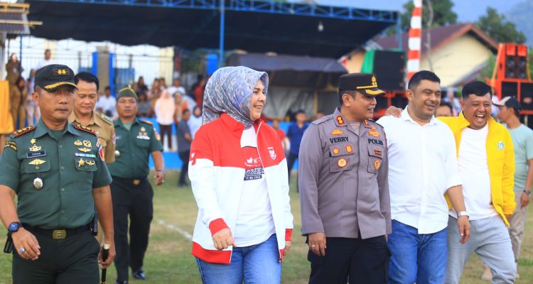 Wali Kota Buka Turnamen Sepak Bola HK Family CUP II Tahun 2023, di lapangan Desa Pontodon, Selasa (22/8/2023). Foto: Miranty Manangin/bolmong.news