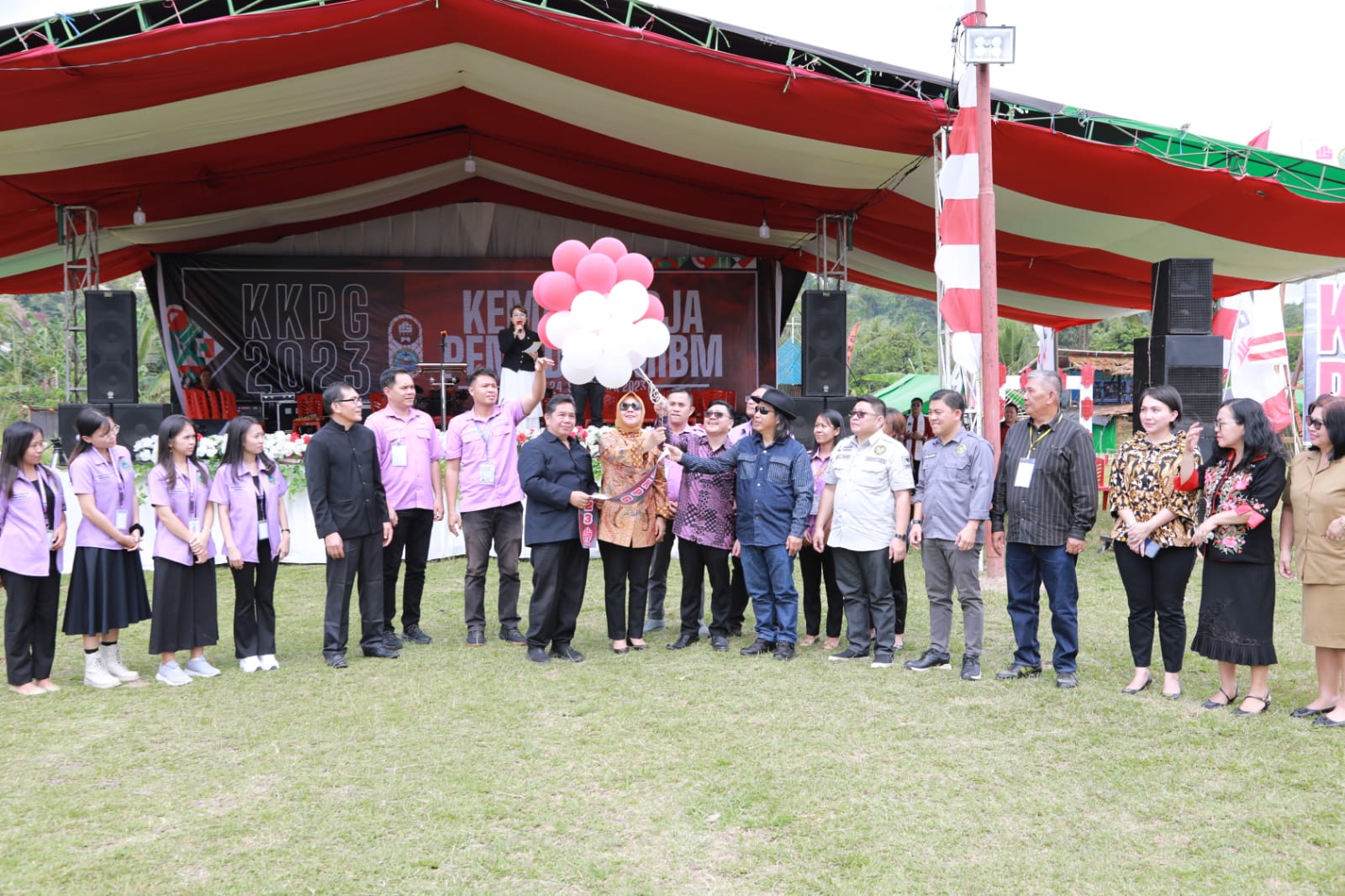 Wali Kota Kotamobagu Tatong Bara menghadiri pembukaan Kemah Kerja Pemuda GMIBM (KKPG) tahun 2023 yang digelar di Stadion Gelora Ambang Kotamobagu, Selasa (19/9/2023). Foto: Miranty Manangin/bolmong.news