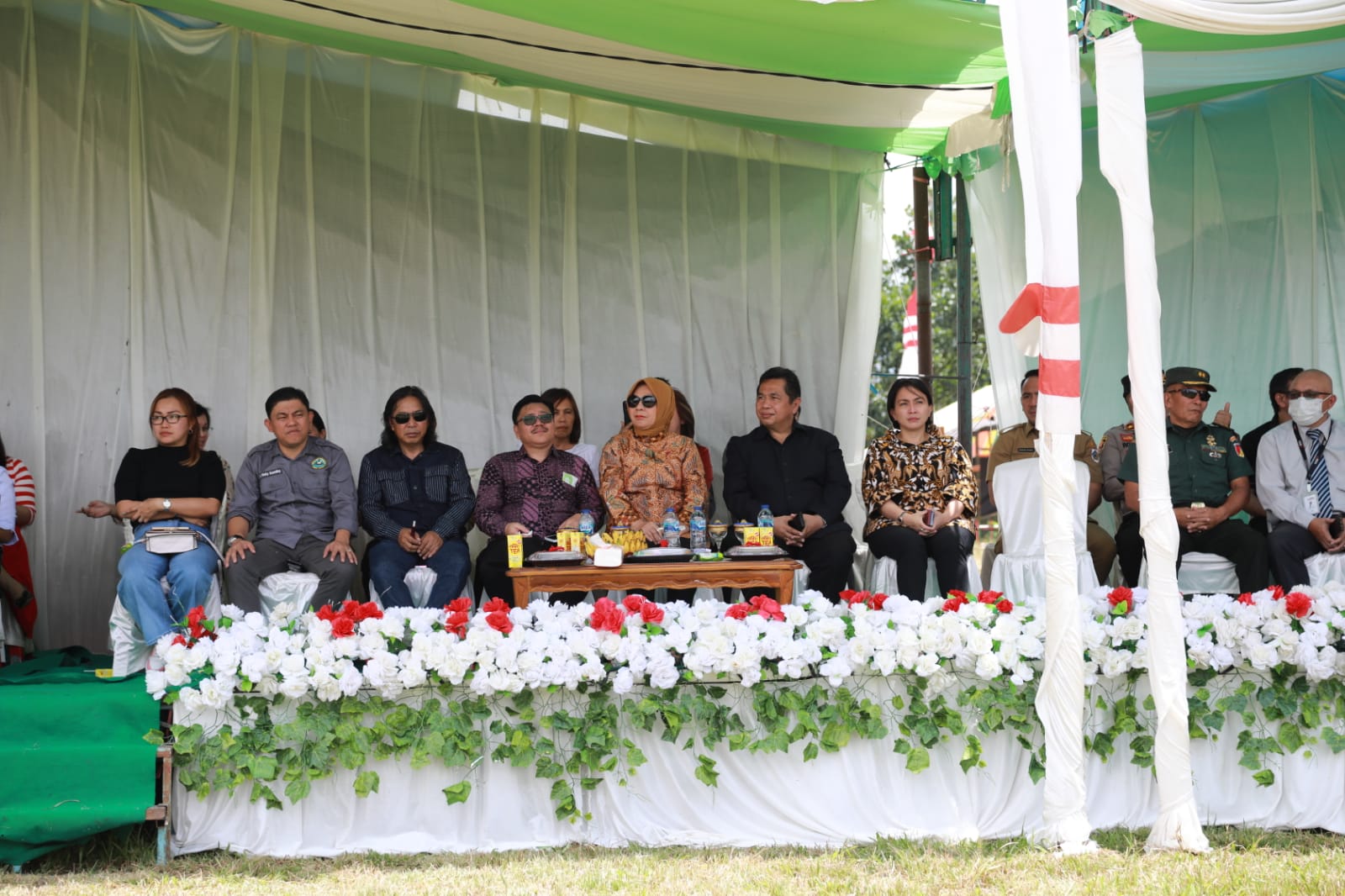 Wali Kota Kotamobagu Tatong Bara menghadiri pembukaan Kemah Kerja Pemuda GMIBM (KKPG) tahun 2023 yang digelar di Stadion Gelora Ambang Kotamobagu, Selasa (19/9/2023). Foto: Miranty Manangin/bolmong.news