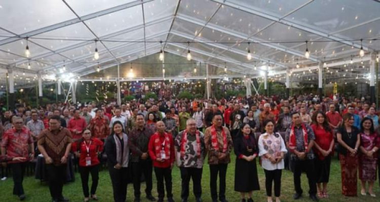 Momen Penjabat Bupati Limi Mokodompit, saat ikut berfoto bersama di acara Closing Ceremony Discover North Sulawesi yang dilaksanakan di Hotel Borobudur Jakarta, Jumat 29 September 2023. (Foto.Wahyudy Paputungan/bolmong.news)