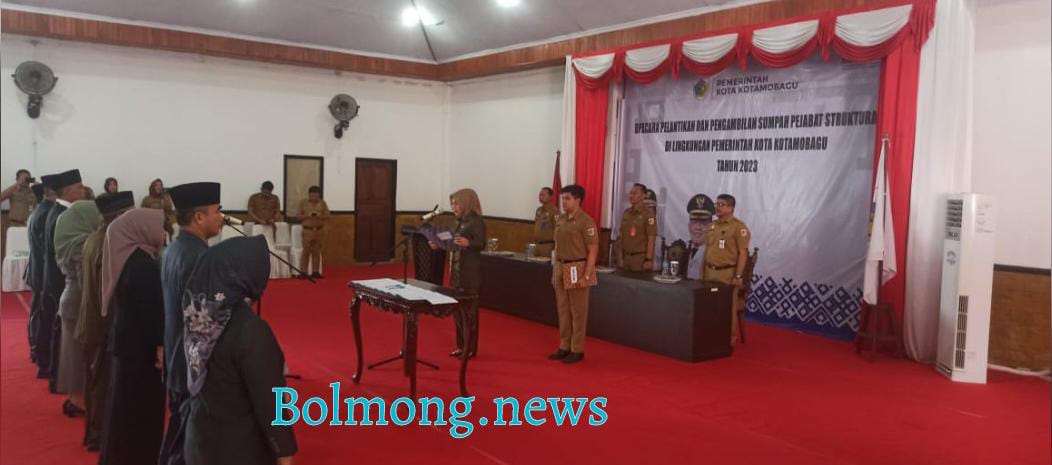 Wali Kota Kotamobagu Tatong Bara, kembali melantik 8 Pejabat Eselon II di Lingkungan Pemerintah Kota (Pemkot) Kotamobagu, bertempat di aula rumah dinasnya, Senin (4/8/2023). Foto: Miranty Manangin/bolmong.news