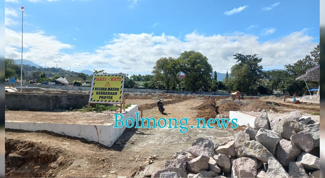 Tampak pekerjaan lanjutan proyek pembangunan alun-alun lapangan Boki Hotinimbang yang terletak di Jl. Ahmad Yani, Kelurahan Kotamobagu. Foto: Miranty Manangin/bolmong.news