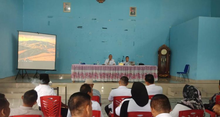 Rapat koordinasi dan evaluasi yang digelar di Balai Desa Kobo Kecil, Kamis (7/9/2023). Foto: Miranty Manangin/bolmong.news