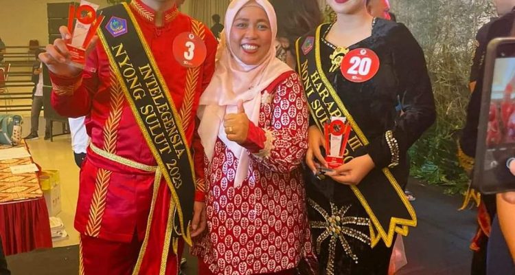 Amelia Loraine Poluan Noni harapan III dan Miftah Farih Gonibala sebagai Nyong Intelegensia Sulut 2023 bersama Kepala Disbudpar Kotamobagu Anki Taurina. Foto: dok/Diskominfo Kotamobagu.