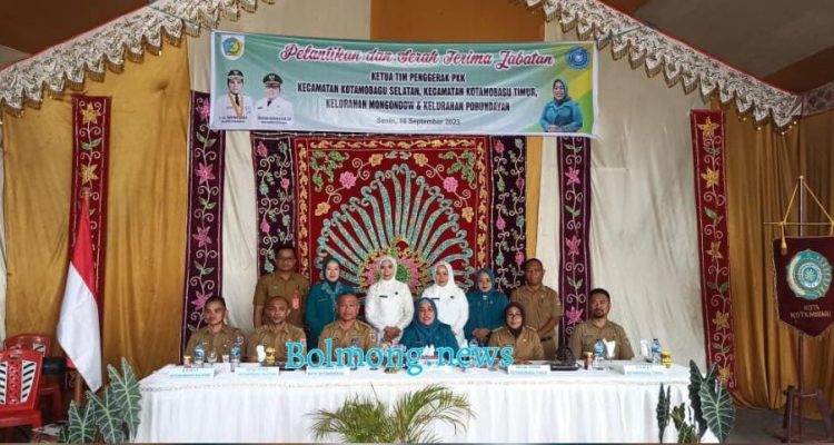 Ketua TP PKK Kota Kotamobagu Anki Taurina Mokoginta melantik Ketua TP PKK di tingkat Kecamatan dan Kelurahan, Senin (18/9/2023). Foto: Miranty Manangin/bolmong.news