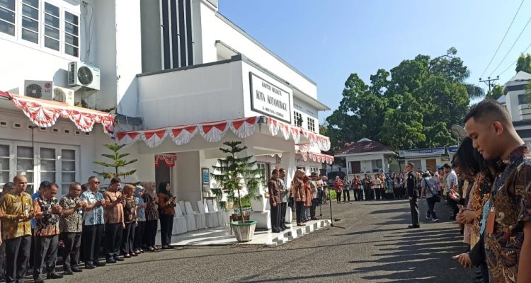 Wali Kota Kotamobagu Tatong Bara (TB) menjadi pemimpin apel Aparatur Sipil Negara (ASN) untuk yang terakhir kalinya sebagai Wali Kota bersama Wakil Wali Kota Nayodo Koerniawan (NK), Jumat (22/9/2023) hari ini. Foto: Miranty Manangin/bolmong.news