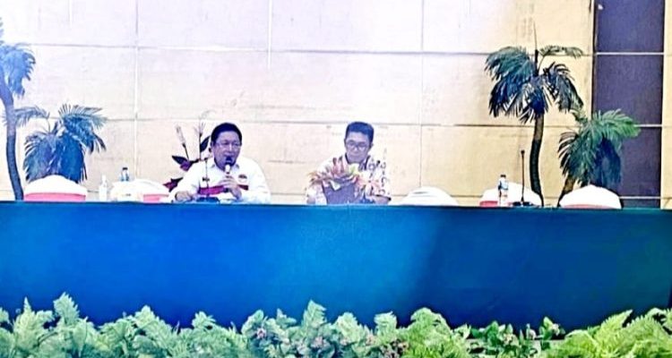 Kepala BP2MI Sulawesi Utara, Hendra Makalalag, menjadi pembicara pada seminar persiapan memasuki dunia kerja yang dilaksanakan oleh IAPM (Ikatan Alumni Poltekkes Manado) di Graha Gubernuran Bumi Beringin Manado, Senin (26/9/2023). Foto: dok/BP2MI Sulut.