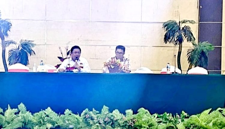 Kepala BP2MI Sulawesi Utara, Hendra Makalalag, menjadi pembicara pada seminar persiapan memasuki dunia kerja yang dilaksanakan oleh IAPM (Ikatan Alumni Poltekkes Manado) di Graha Gubernuran Bumi Beringin Manado, Senin (26/9/2023). Foto: dok/BP2MI Sulut.